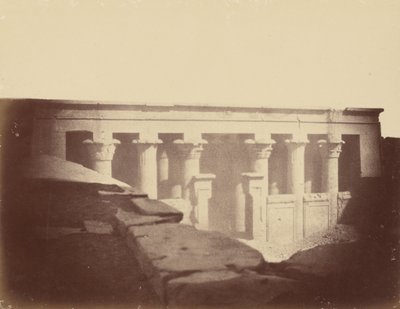 Frontansicht des Hauptraums des Tempels von Edfu von Théodule Devéria
